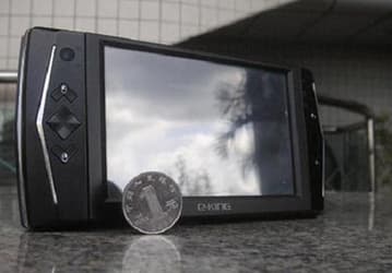 Клавиатура MID Eking E5 скрыта за экраном, который сдвигается и наклоняется