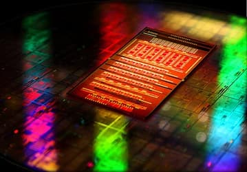 IBM удалось объединить электронику и фотонику в одной микросхеме