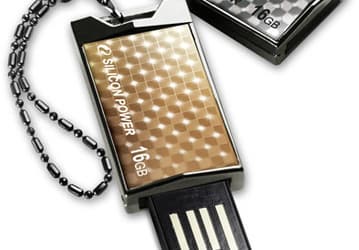 Металлический корпус USB-накопителя Silicon Power Touch 851 украшен классической клеткой
