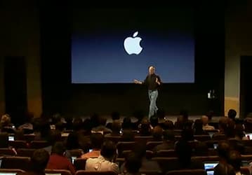 Apple не будет отзывать iPhone 4, зато предоставит всем его покупателям бесплатные футляры