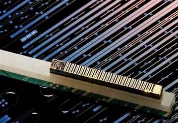 Intel осуществила прорыв в области кремниевой фотоники. Первый гибридный лазер.