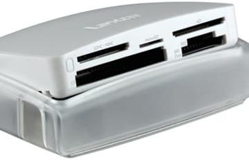 Картовод Lexar Media Multi-Card 24-in-1 USB Reader закрывает слоты для карточек