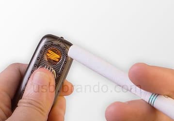 Зажигалка с разъемом USB поможет выявить фальшивые купюры