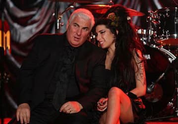 Отец Amy Winehouse конфисковал все награды дочери  