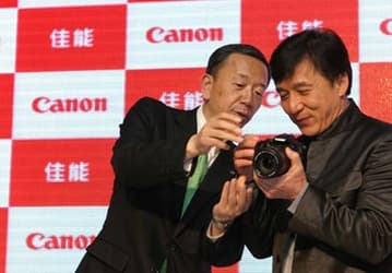 Canon радует поклонников Джеки Чана специальным изданием камеры EOS 550D
