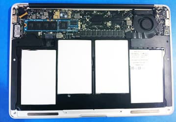 На снимке прототипа MacBook Air заметен нестандартный модуль флэш-памяти, а цена новой модели может быть значительно ниже 1499 долл.