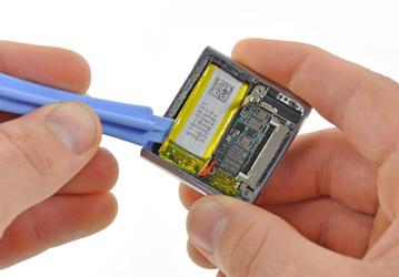 Новый iPod nano имеет вдвое более емкую батарею, чем у iPod shuffle, позволяет воспроизводить слайдшоу на внешнем дисплее и записывать голосовые заметки