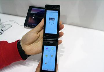 Fujitsu показала на MWC 2011 прототип смартфона с двумя экранами под управлением… Symbian