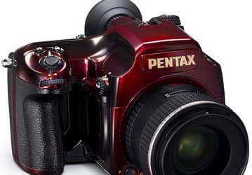 PENTAX отмечает получение награды Grand Prix Japan 2011 «Camera of the Year» выпуском ограниченной партии камер 645D