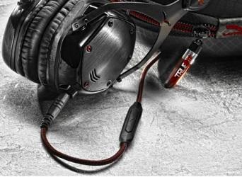 В дизайне наушников V-Moda  V-80 обыграна «вампирская» тема