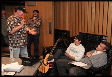 Robbie Williams и Brad Paisley спели дуэтом для мультфильма