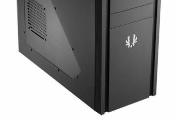 Поверхности корпуса BitFenix Shinobi отделаны покрытием SofTouch