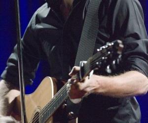 Bryan Adams получил звезду на Аллее Славы