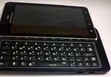 Фото дня: Motorola Droid 3 получит пятирядную клавиатуру и экран qHD