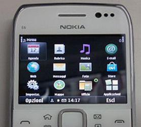 Nokia E6-00 позирует на фото