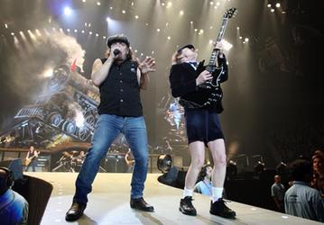 AC/DC не будут размещать песни в Интернете
