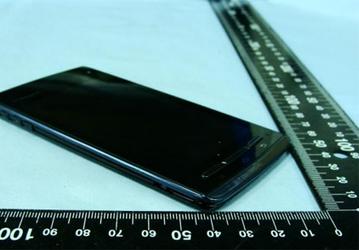 Fujitsu отобрала у Motorola Mobility звание «самого тонкого смартфона в мире»