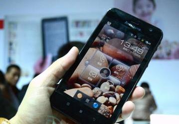 «Планшетофон» Lenovo LePad S2005 оснащен пятидюймовым экраном