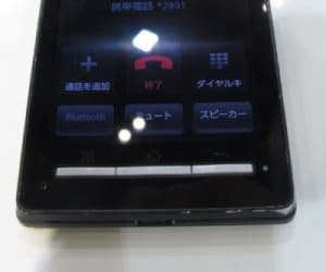 Специалисты KDDI убрали громкоговоритель из смартфона