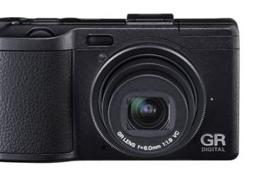 Камера Ricoh GR DIGITAL IV оснащена светосильным объективом с фиксированным фокусным расстоянием