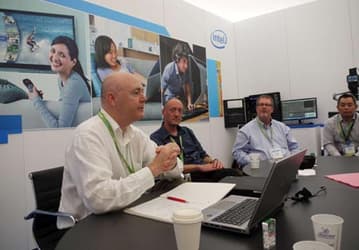 IDF 2011: роботы и люди помогают Intel улучшать качества сенсорных дисплеев
