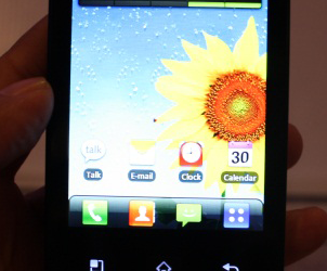 Новые снимки коммуникатора LG Univa — преемника Optimus One