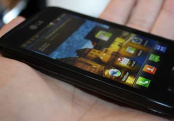 Android-смартфон LG Univa E510 позирует на шпионских фото