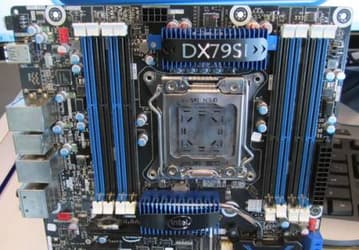 Фото дня: системная плата Intel DX79SI на чипсете X79 Express