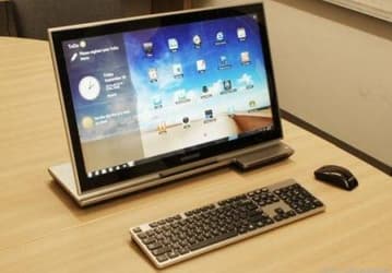 Экран моноблочного ПК Samsung Series 7 можно располагать параллельно столу