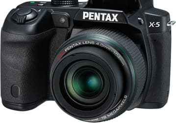 Камера PENTAX X-5 оснащена 26-кратным трансфокатором и поворотным экраном