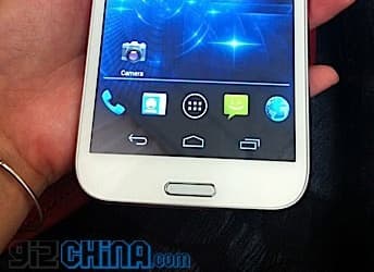 Смартфон Zopo ZP950, оснащенный дисплеем диагональю 5,7 дюйма, позирует на фото