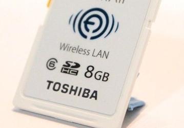 Карта памяти Toshiba FlashAir обеспечивает беспроводную связь цифровой камеры и ПК