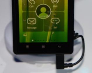 CES 2012: подробности о прототипе смартфона Lenovo K800 на платформе Intel Medfield