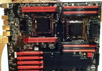 На плате EVGA SR-X есть два гнезда LGA 2011