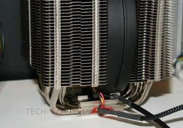 Процессорный кулер SilverStone SST-NT08 имеет два блока алюминиевых пластин разного размера