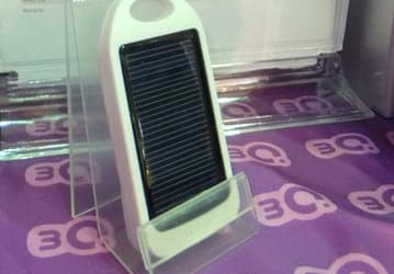 Внешний источник питания Powerbank-1200 Solar White может подзаряжать свою батарею от солнечного света
