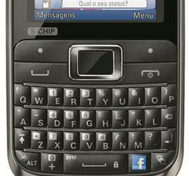 Телефон Motorola MOTOKEY 3-CHIP оснащен тремя слотами для карточек SIM и механической клавиатурой QWERTY