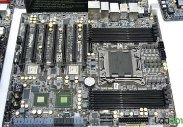 Конструкторы платы ASRock X79 Extreme11 не поскупились на ее оснащение