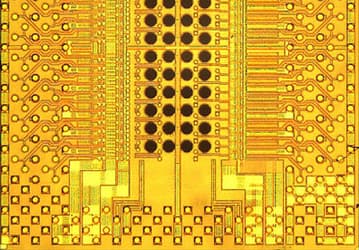 В IBM создан оптический приемопередатчик Holey Optochip, способный работать со скоростью 1 Тбит/с