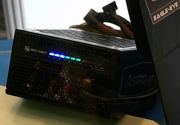Светодиоды блока питания High Power Astro PT-700 демонстрируют уровень нагрузки