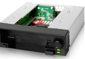 В стыковочную станцию Icy Dock DuoSwap форм-фактора 5,25 дюйма помещаются HDD типоразмера 2,5 и 3,5 дюйма