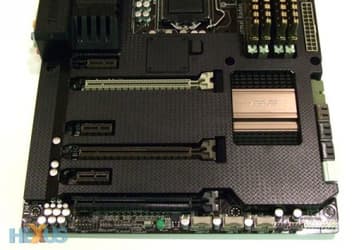 Системная плата ASUS Sabertooth Z77 полностью облачена в «тепловую броню»