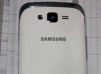 Фото дня: белый смартфон Samsung SGH-i667 Mandel с Windows Phone и поддержкой LTE 