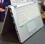 Крышка ультрабука Panasonic CF-AX2 вращается на угол более 300 градусов