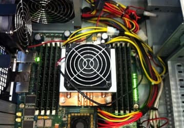 Фото дня: «прототип» смартфона Intel на 48-ядерном процессоре