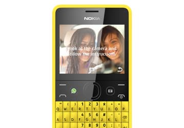 Телефон Nokia Asha 210 оснащен клавиатурой QWERTY и отдельной кнопкой WhatsApp