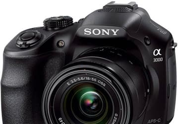 Представлена «похожая на зеркальную» камера Sony α3000
