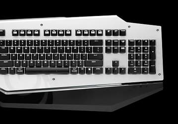 Клавиатура Cooler Master CM Storm MECH оборудована механическими переключателями Cherry MX, способными выдержать до 50 миллионов нажатий
