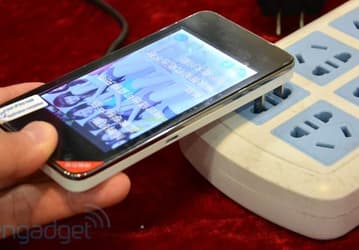 Смартфон Daxian N100i для подзарядки можно подключить непосредственно в розетку 