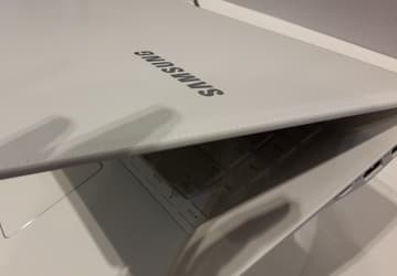 В корпусе ноутбука Samsung Ativ Book 9 Style используется отделка из искусственной кожи